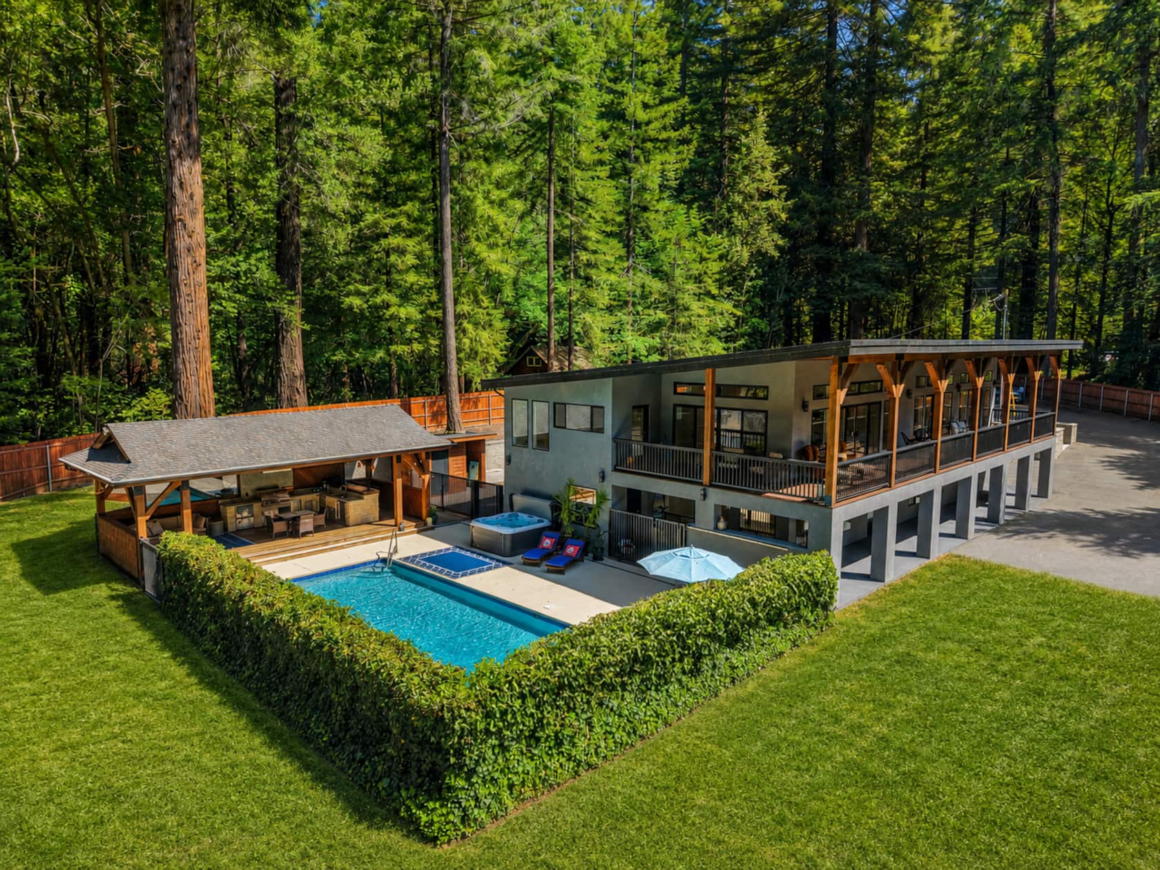 The estate within the redwoods beside the Eel River